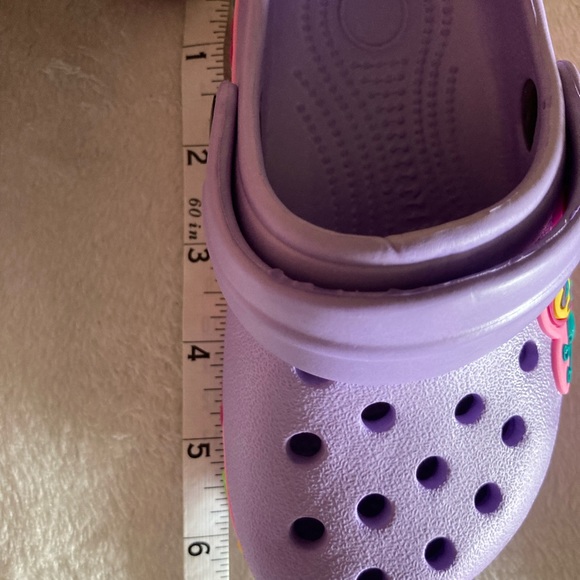 NWT girls Clogs purple with butterfly design - Picture 5 of 6